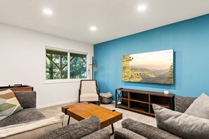 Smart TV, fireplace, books, music library - EV Charger, Dogs welcome at Sunset Ridge! (Lake Arrowhead)