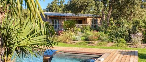 Een verwarmd zwembad