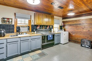 Frigorífico, microondas, placa de cocina y cafetera o tetera