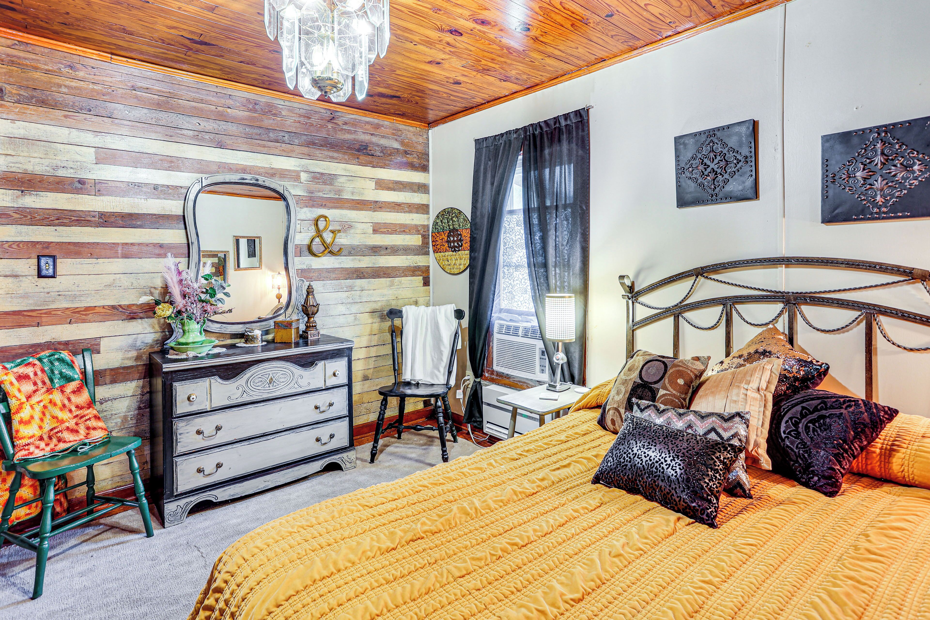 2 habitaciones, escritorio y tabla de planchar con plancha 