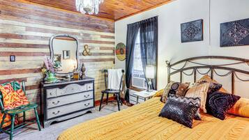 2 habitaciones, escritorio y tabla de planchar con plancha