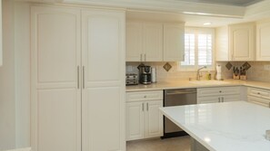 Geladeira, micro-ondas, cooktop, cafeteira/chaleira