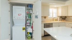 Kühlschrank, Mikrowelle, Herdplatte, Wasserkocher mit Kaffee-/Teezubehör