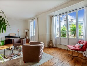 Télévision, cheminée, livres