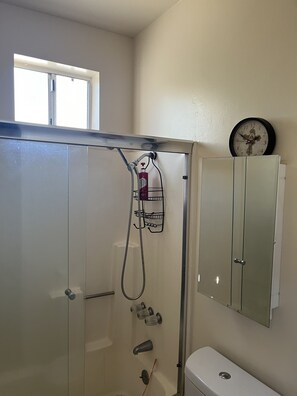 Secador de cabelo, toalhas de banho, sabonete, shampoo