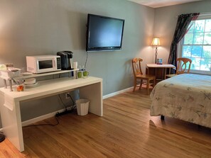 1 dormitorio, caja fuerte, escritorio y tabla de planchar con plancha