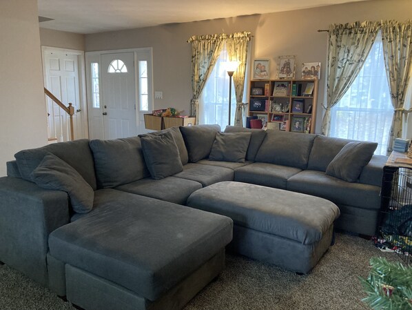 Una Smart TV, un reproductor de DVD, libros, una videoteca