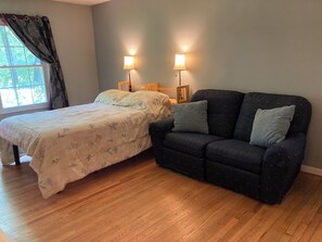 1 室のベッドルーム、セーフティボックス (室内)、デスク、アイロン / アイロン台