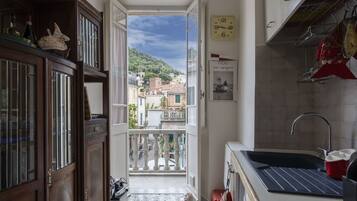 Microonde, forno, tavolo da pranzo