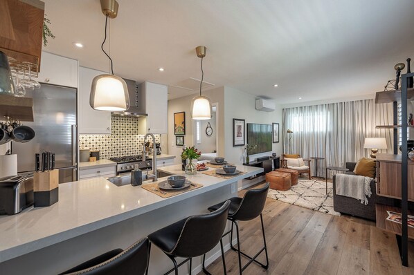 Réfrigérateur, micro-ondes, four, plaque de cuisson