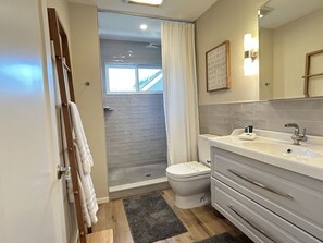 Sèche-cheveux, serviettes fournies, savon, shampoing