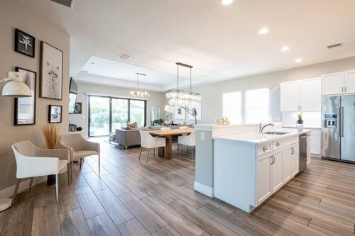 Luxurious Family Home - Spacious Kitchen & BBQ