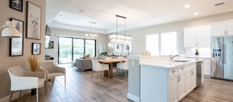 Luxurious Family Home - Spacious Kitchen & BBQ