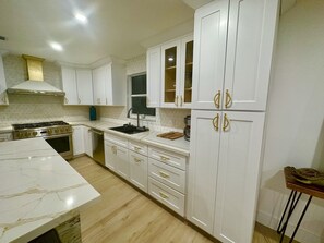 Réfrigérateur, four à micro-ondes, un four, surface de cuisson