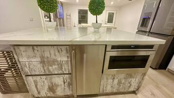 雪櫃、微波爐、焗爐、爐具