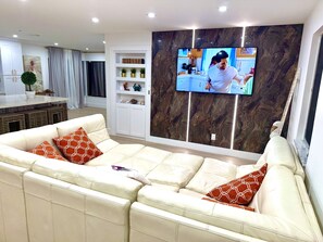 Smart TV - Boater’s Paradise! Beautiful Home on the Water with 2 Boat Lifts & Dockage Space (Bokeelia)