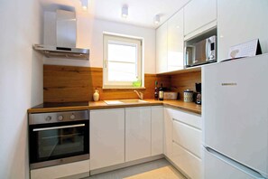 ثلاجة، ميكروويف، فرن، موقد طهي مسطح