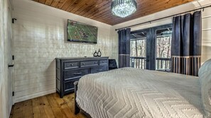 2 bedrooms, iron/ironing board, free WiFi, bed sheets - Treetop Getaway - Pet Friendly | Hot Tub | Screened Porch (Blue Ridge)