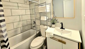 Haartrockner, Handtücher, Seife, Shampoo