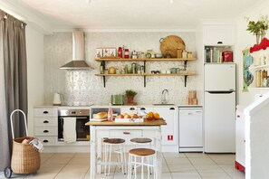 Refrigerador, microondas, lavavajillas y cafetera y tetera 