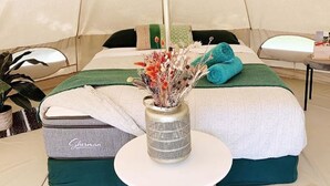 1 bedroom, bed sheets