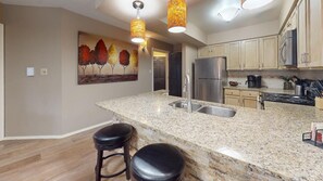 Fridge, microwave, oven, stovetop - Close to Slopes | WiFi | Easy Access | Mountain Spirits 211 (Angel Fire)