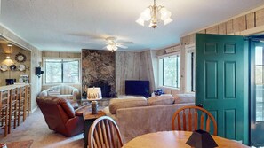 Una televisión, una chimenea