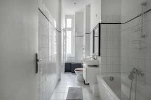 Hair dryer, towels - Beautiful Prenzlauer Berg 2BR, nr Mauerpark, by Blueground (Berlin)