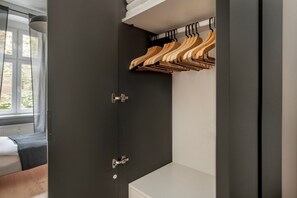 2 habitaciones, tabla de planchar con plancha, wifi y ropa de cama 
