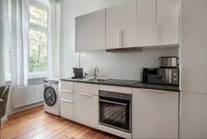 Fridge, microwave, oven, dishwasher - Beautiful Prenzlauer Berg 2BR, nr Mauerpark, by Blueground (Berlin)