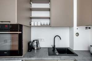Fridge, microwave, oven, stovetop - Lovely Charlottenburg 1BR, Fully Equipped & Furnished, by Blueground (Berlin)