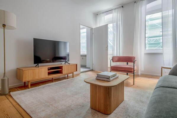 TV, stereo - Lovely Charlottenburg 1BR, Fully Equipped & Furnished, by Blueground (Berlin)