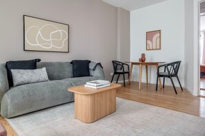 TV, stereo - Lovely Charlottenburg 1BR, Fully Equipped & Furnished, by Blueground (Berlin)