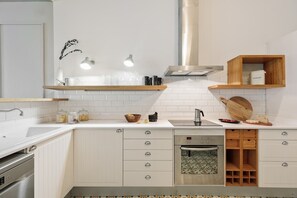 Fridge, microwave, oven, stovetop - Valls - 2 bedrooms and office in Gràcia (Barcelona)