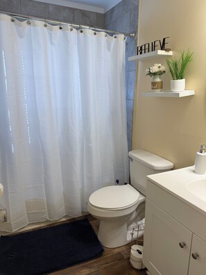 Serviettes fournies, savon, shampoing, papier toilette
