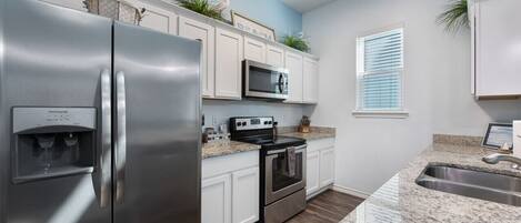 Refrigerador, microondas, horno, placa de cocina