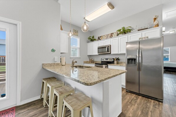 Fridge, microwave, oven, stovetop - Free Sail in Port Aransas! (Port Aransas)