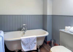 Bathroom - 1 bedroom accommodation in Nr Kirriemuir (Nr Kirriemuir)