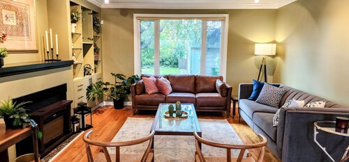 Trendy Glenora | Sleeps 10 | 5 min from Downtown & River Valley | Jacuzzi tub!