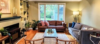 Trendy Glenora | Sleeps 10 | 5 min from Downtown & River Valley | Jacuzzi tub!