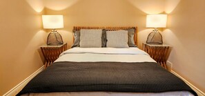 4 Schlafzimmer, Schreibtisch, Bügeleisen/Bügelbrett, Reisekinderbett