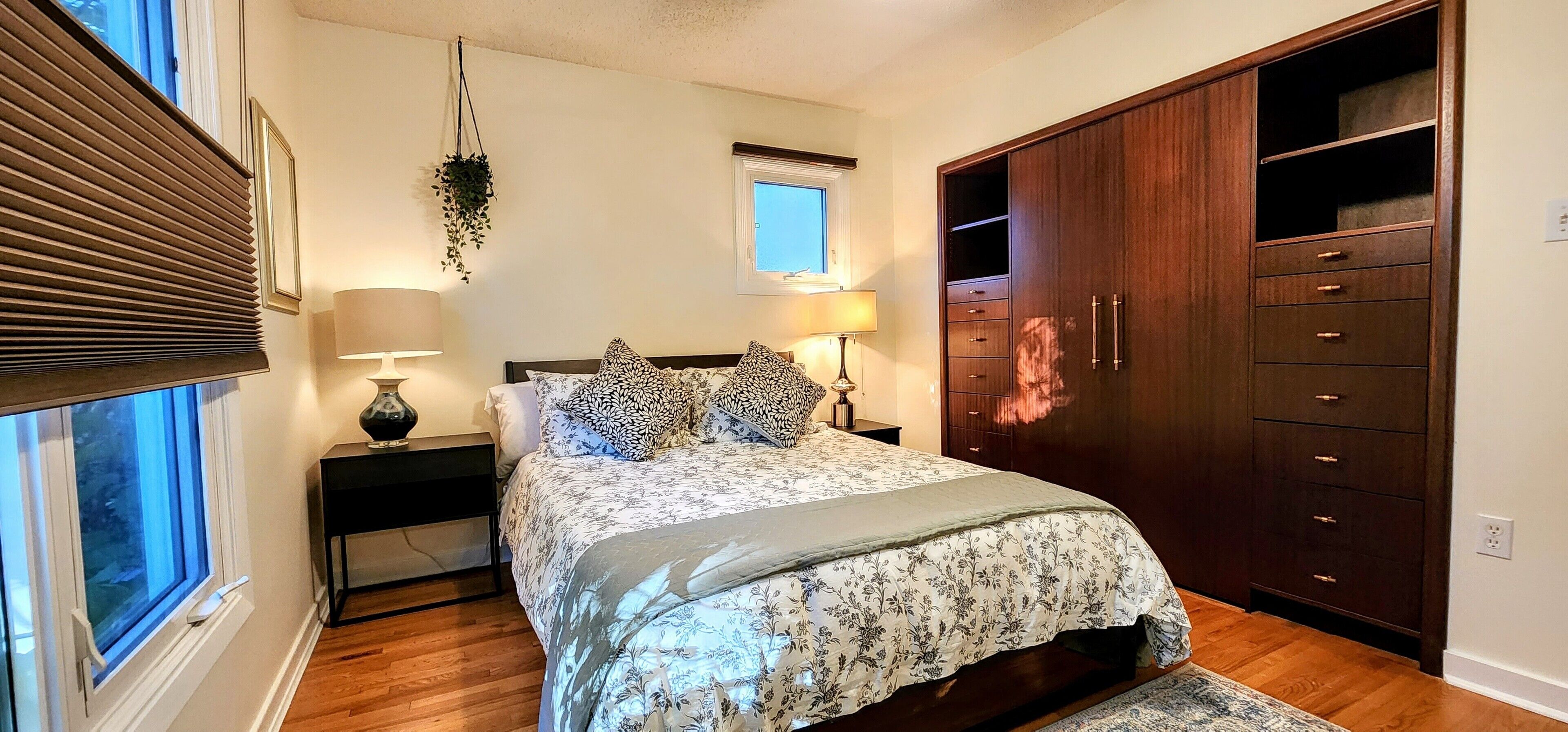 4 slaapkamers, een bureau, een strijkplank/strijkijzer, reisbedje