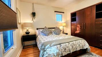 4 slaapkamers, een bureau, een strijkplank/strijkijzer, reisbedje