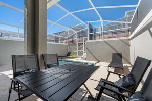 Outdoor dining - Beautiful Townhome with Screened Private Pool, Near Attractions (Davenport)