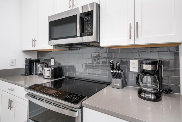 Refrigerador, microondas, horno y parrilla de estufa 