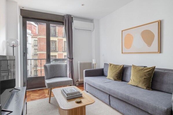 TV, stereo - Upscale Malasaña 2BR, nr Public Transportation, by Blueground (Madrid)