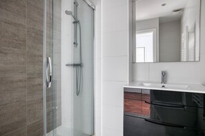 Hårføner og håndklær