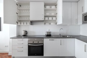 Fridge, microwave, oven, stovetop - Upscale Malasaña 2BR, nr Public Transportation, by Blueground (Madrid)