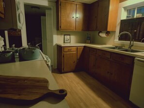 Een koelkast, een microgolfoven, een oven, een blender