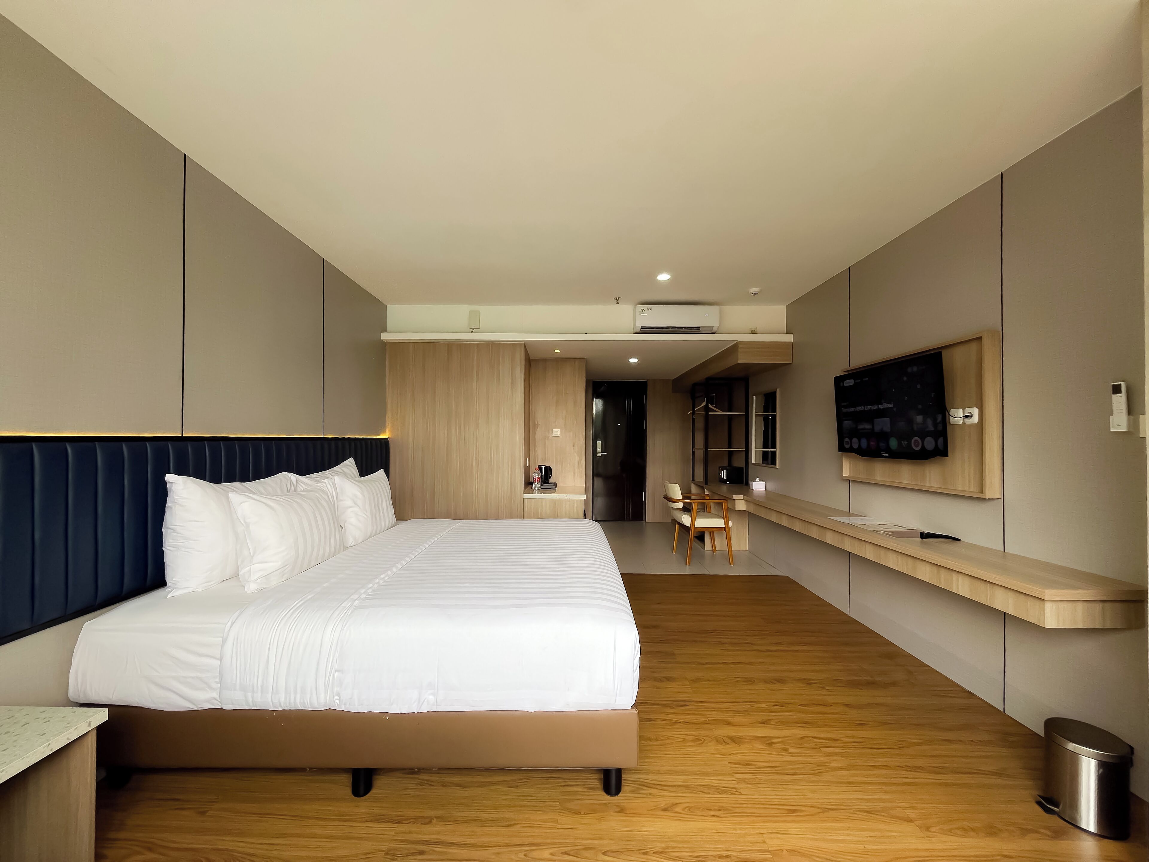 Executive Double Room, 1 King Bed | Laptop workspace, free WiFi, bed sheets